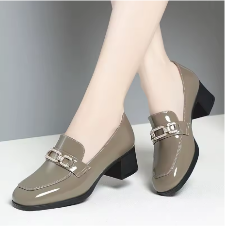 Zapatos de Charol con Tacón Bajo – Estilo Clásico y Elegante by Lunara Boutique