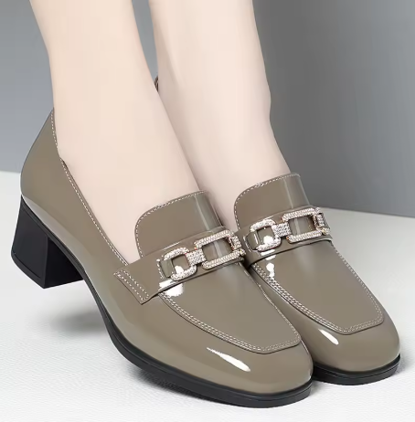 Zapatos de Charol con Tacón Bajo – Estilo Clásico y Elegante by Lunara Boutique